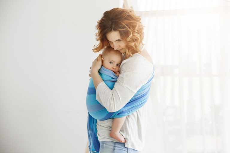 Menggendong bayi