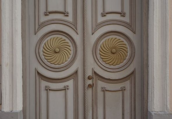 pesona pintu ukir