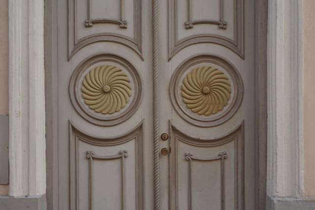pesona pintu ukir